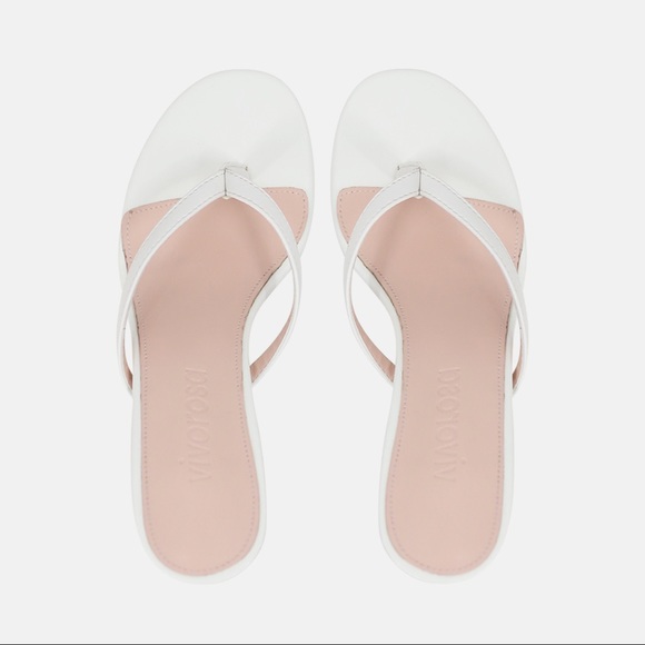 Women’s Rounded Toe Thong Mule Heeled Sandal in White Faux Leather - Picture 3 of 9